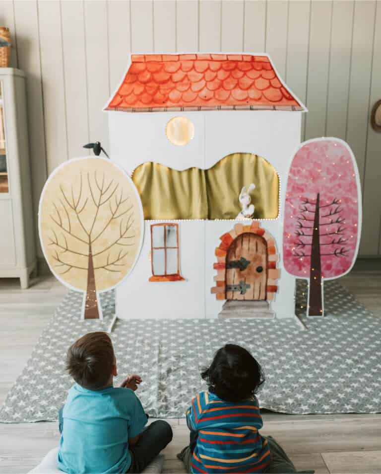 Niños participando en juego simbólico y narrativo mediante teatro infantil en etapa preescolar