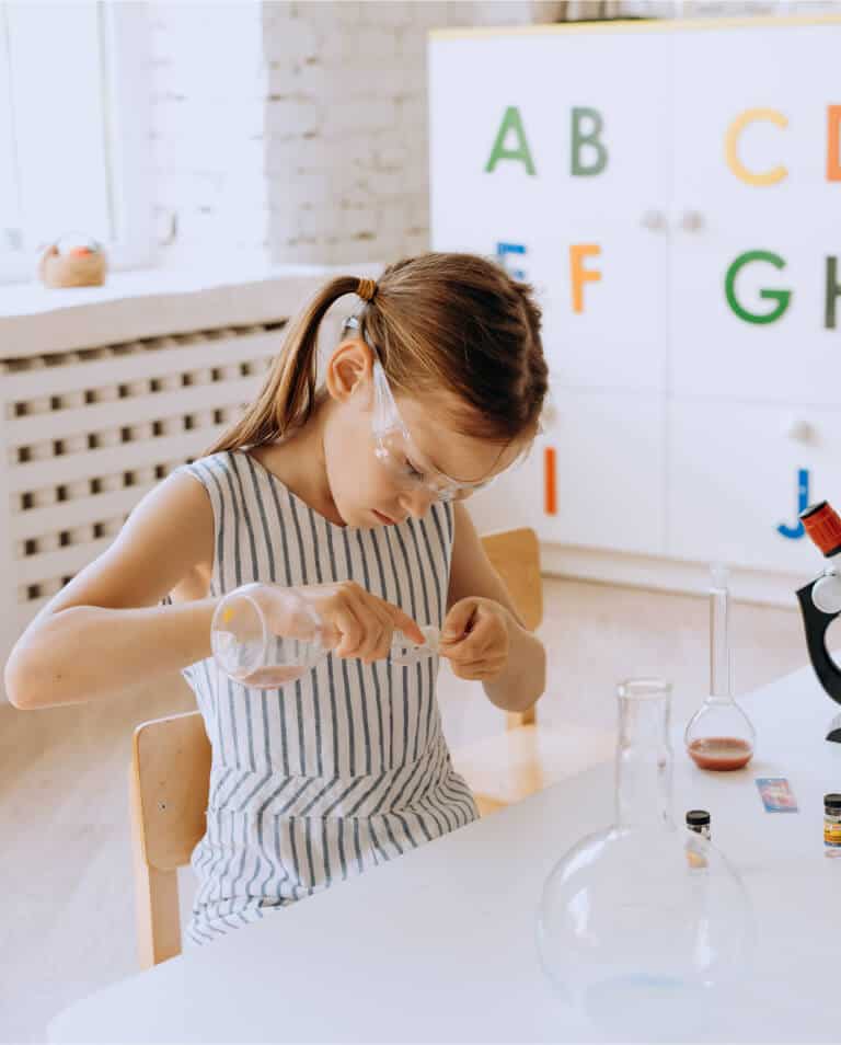 Niña realizando actividad de exploración científica y aprendizaje experimental en educación inicial