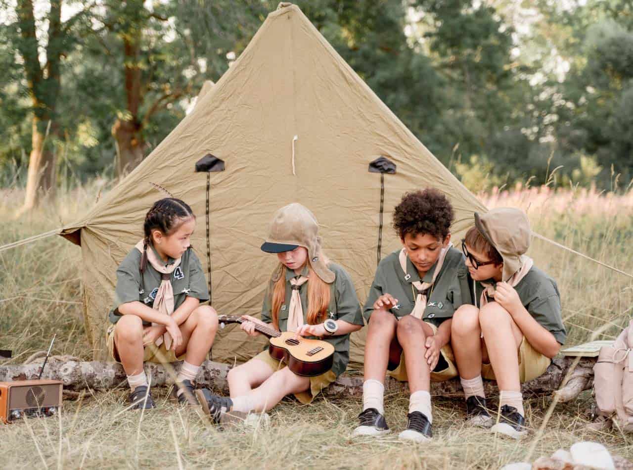 Niños Toddler participando en juego al aire libre, fomentando la exploración, la convivencia y el trabajo en equipo