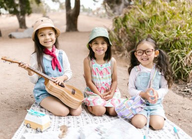 Niñas participando en una actividad musical al aire libre que fomenta la creatividad, la expresión y la convivencia