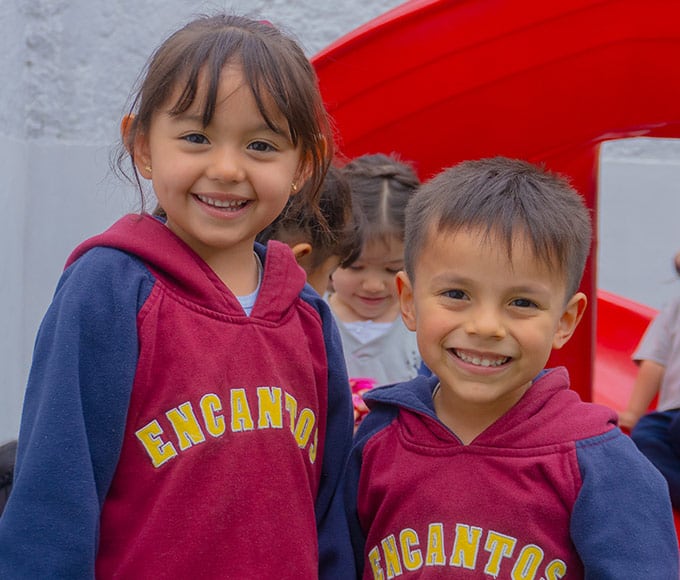 Niños de educación inicial sonriendo en el jardín infantil Pequeños Encantos durante el proceso de admisiones