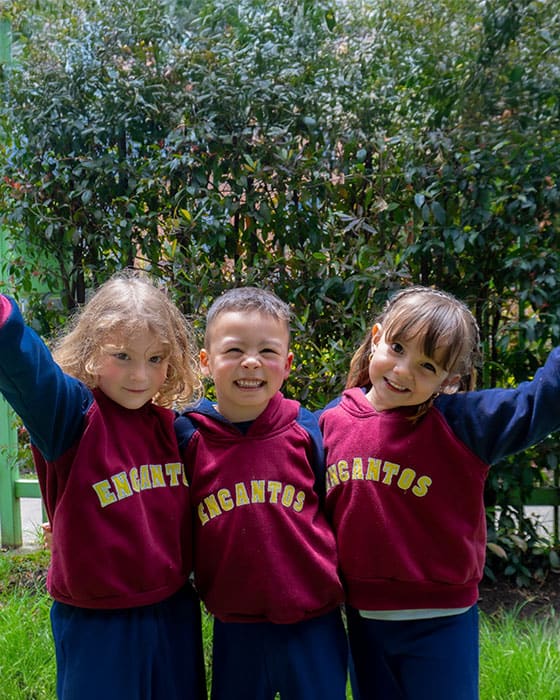 Niños de Pequeños Encantos dando la bienvenida en un entorno natural, alegre y seguro