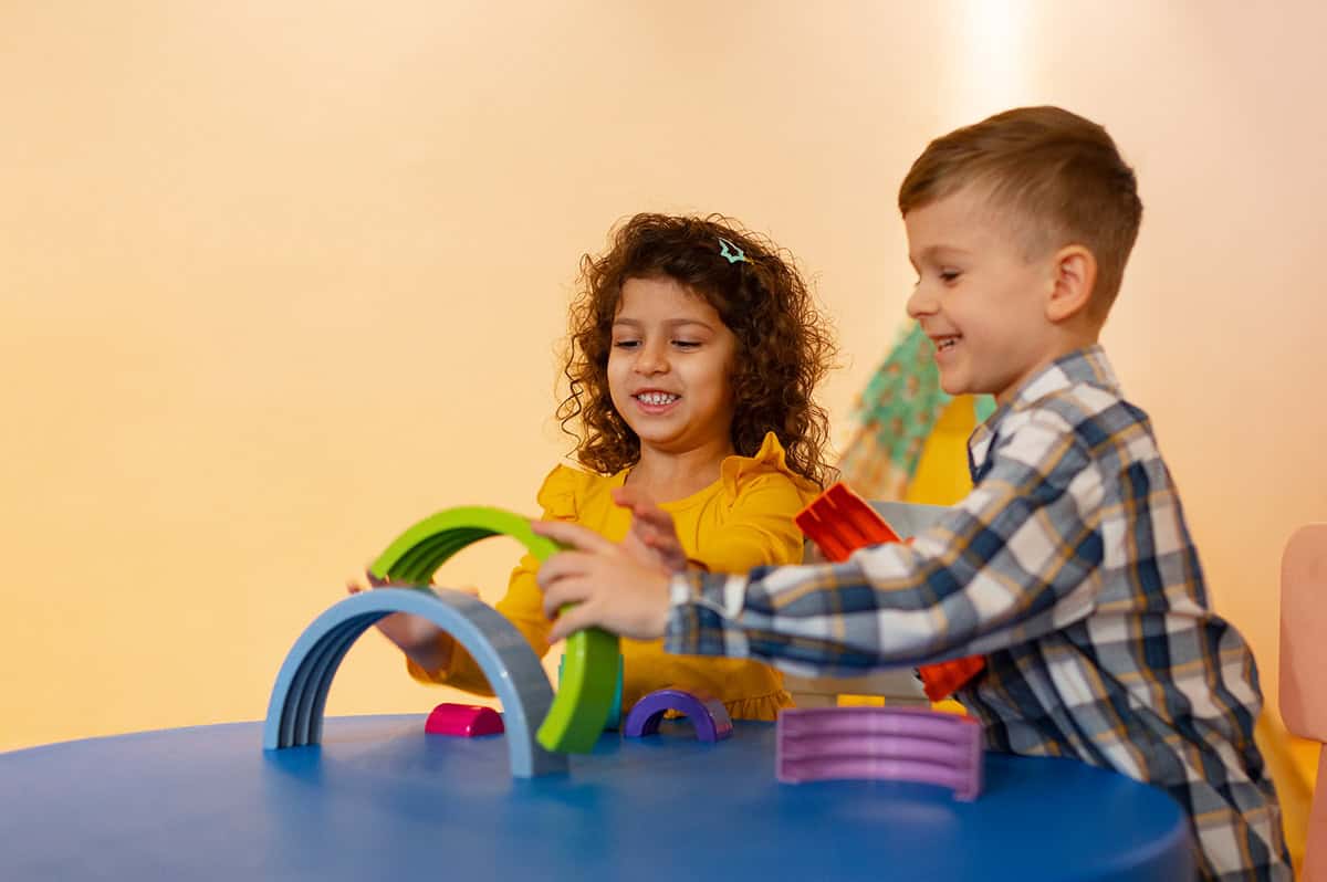 Niños de educación inicial desarrollando pensamiento creativo a través del juego en Pequeños Encantos