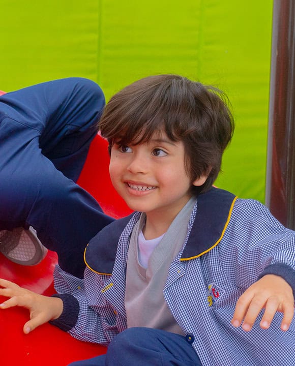 Niño de educación inicial jugando en el jardín infantil Pequeños Encantos en un entorno seguro y educativo
