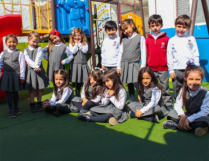 Estudiantes de Pequeños Encantos compartiendo una jornada escolar en el patio del colegio