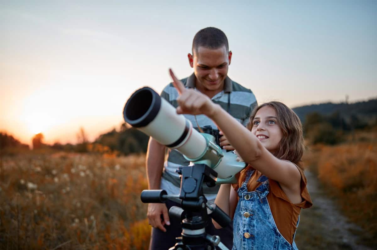 Familia acompañando a una niña en actividades de exploración y aprendizaje en Pequeños Encantos