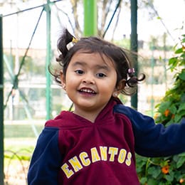 Niña feliz del colegio Pequeños Encantos disfrutando de su entorno educativo