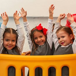 Niñas de Pequeños Encantos jugando y disfrutando en un entorno seguro