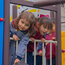 Niños de educación inicial compartiendo y jugando en el jardín infantil Pequeños Encantos