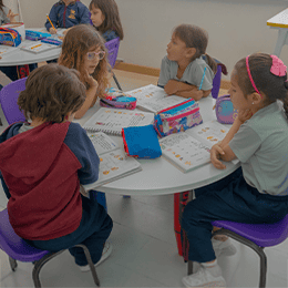 Niños de educación inicial participando en actividades pedagógicas en el jardín infantil Pequeños Encantos