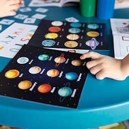 Juego educativo de planetas para niños en Pequeños Encantos.