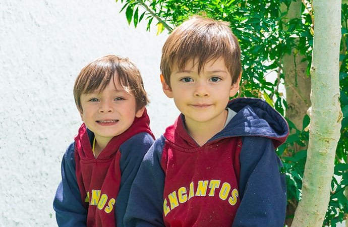 Niños de Pequeños Encantos creciendo juntos en un entorno educativo natural y seguro