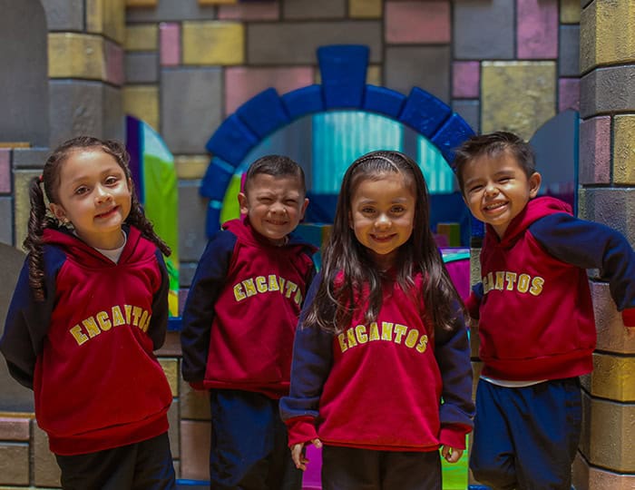 Niños de Pequeños Encantos compartiendo y jugando en un espacio seguro y estimulante del colegio Claro, descriptivo y útil para accesibilidad y SEO.