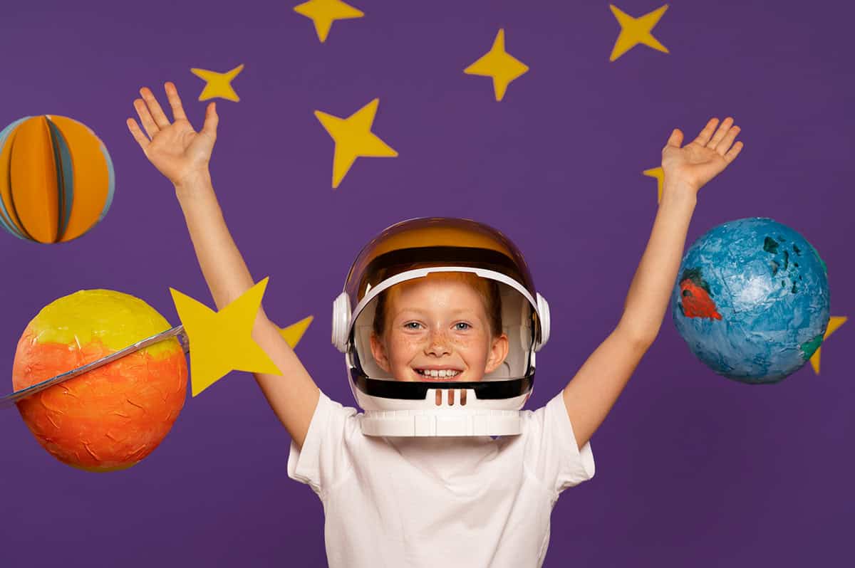 Niño participando en una actividad de exploración y aprendizaje creativo en Pequeños Encantos, donde el juego, la imaginación y la curiosidad impulsan el desarrollo integral desde la primera infancia.