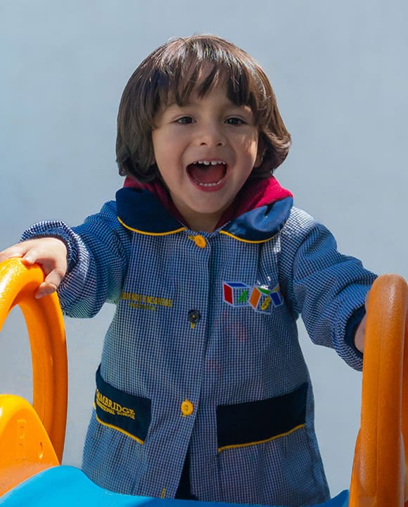 Niño de primera infancia disfrutando actividades al aire libre durante la preinscripción en el jardín infantil Pequeños Encantos