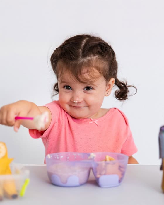 Estudiante de Pequeños Encantos fortaleciendo hábitos de alimentación saludable