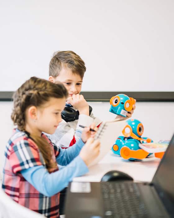 Estudiantes de Pequeños Encantos aprendiendo tecnología de forma lúdica
