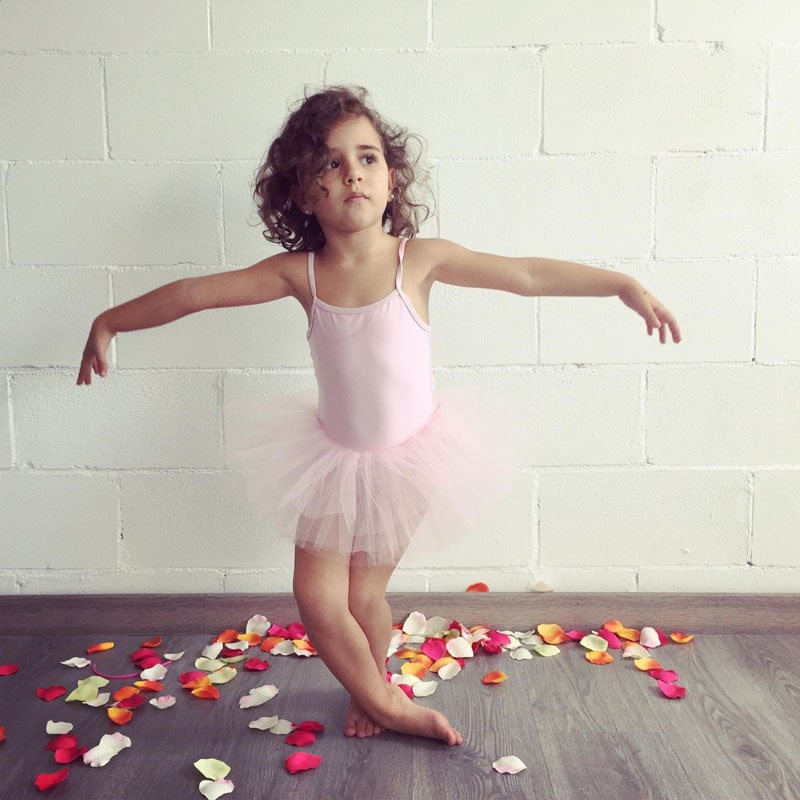 Bailarina infantil en Pequeños Encantos Kindergarten, danza y educación temprana.